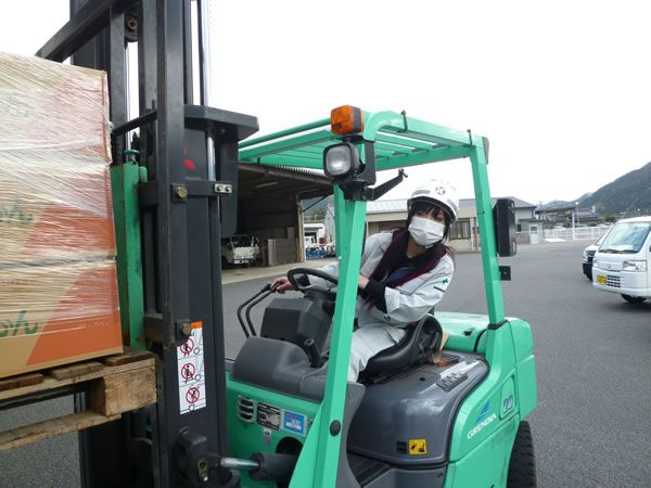 フォークリフトを操作する吉部運送の社員