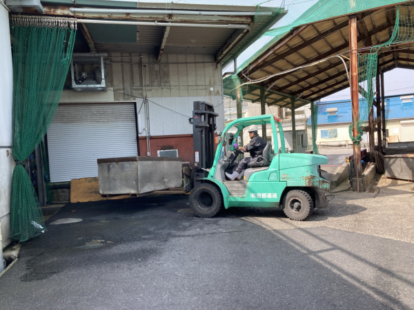 産業廃棄物収集運搬の作業風景