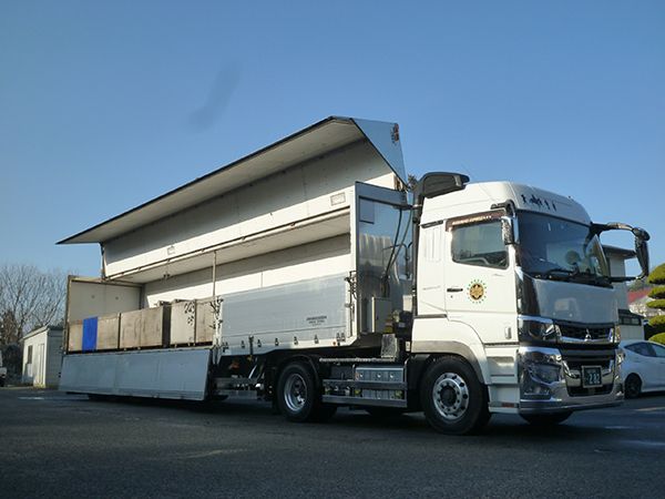 ウイングを開いた大型トラック